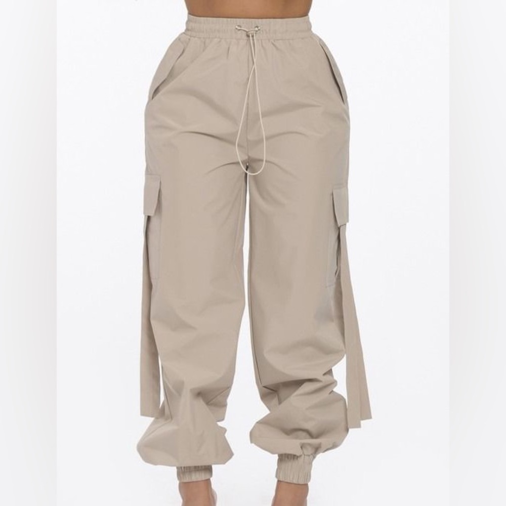 Evelyn Cargo Pants In beige